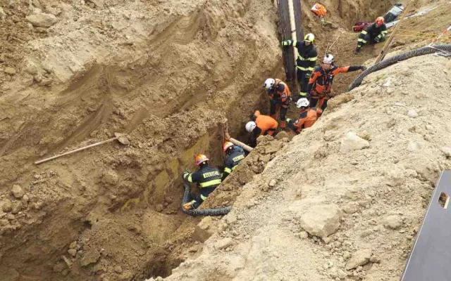 Na stavbě poblíž Brna zasypali dělníka zeminou. O život bojoval ve čtyřmetrovém příkopu