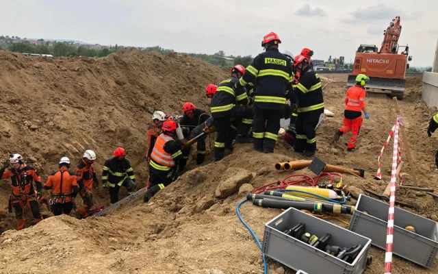 Na stavbě poblíž Brna zasypali dělníka zeminou. O život bojoval ve čtyřmetrovém příkopu