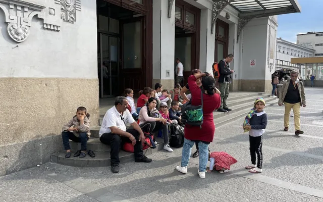 Velký návrat. Skupina ukrajinských Romů opět táboří na nádraží v Brně