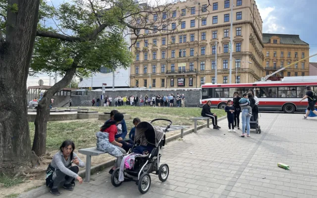 Velký návrat. Skupina ukrajinských Romů opět táboří na nádraží v Brně