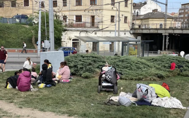 Velký návrat. Skupina ukrajinských Romů opět táboří na nádraží v Brně