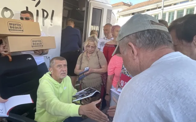 Mezi brněnské trhovce zaparkoval Babiš s karavanem, lidem přivezl koláče