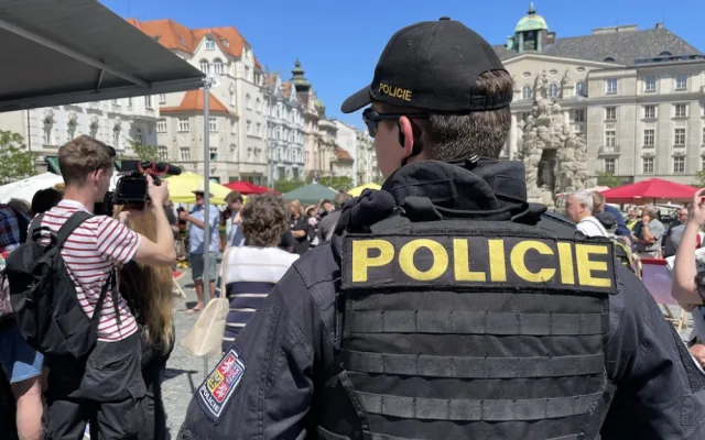 Mezi brněnské trhovce zaparkoval Babiš s karavanem, lidem přivezl koláče