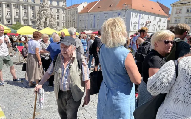 Mezi brněnské trhovce zaparkoval Babiš s karavanem, lidem přivezl koláče