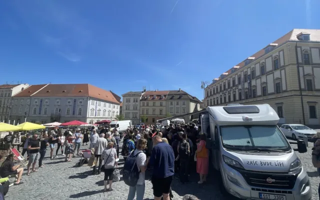 Mezi brněnské trhovce zaparkoval Babiš s karavanem, lidem přivezl koláče