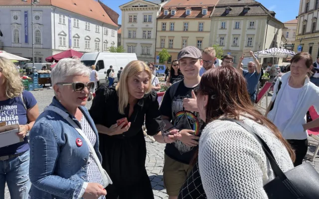 Mezi brněnské trhovce zaparkoval Babiš s karavanem, lidem přivezl koláče