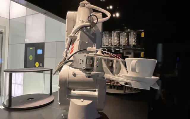 Brněnské kavárně vládne robot. Připraví perfektní cappuccino i malinovku