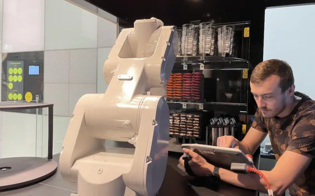 Brněnské kavárně vládne robot. Připraví italské cappuccino i malinovku