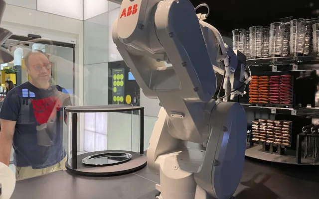 Brněnské kavárně vládne robot. Připraví italské cappuccino i malinovku