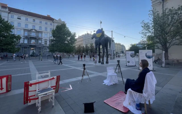 Na brněnském náměstí sedí a mlčí Ruska na protest proti invazi