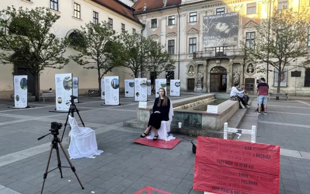 Na brněnském náměstí sedí a mlčí Ruska na protest proti invazi