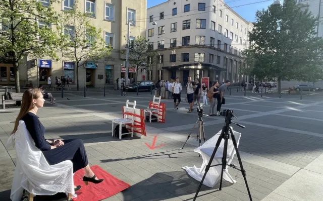 Na brněnském náměstí sedí a mlčí Ruska na protest proti invazi
