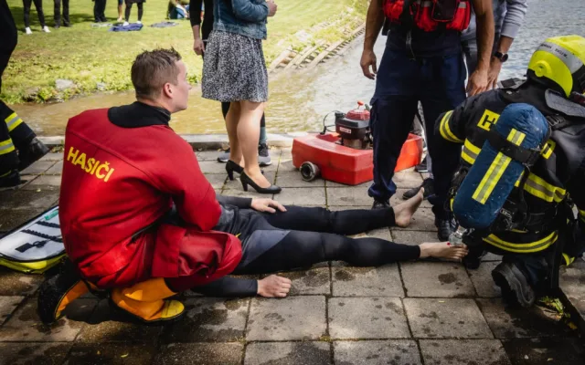Hořící loď na přehradě. Hasiči v Brně trénovali záchranu pasažérů