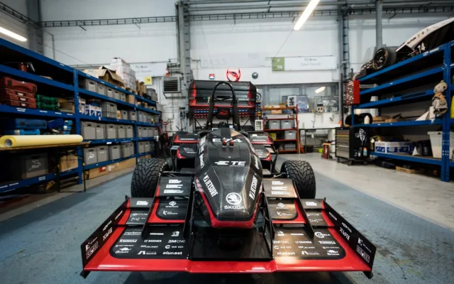 Na univerzitě v Brně navrhli elektrickou formuli. Tým studentů vede žena