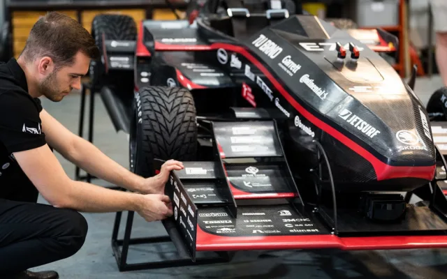 Na univerzitě v Brně navrhli elektrickou formuli. Tým studentů vede žena
