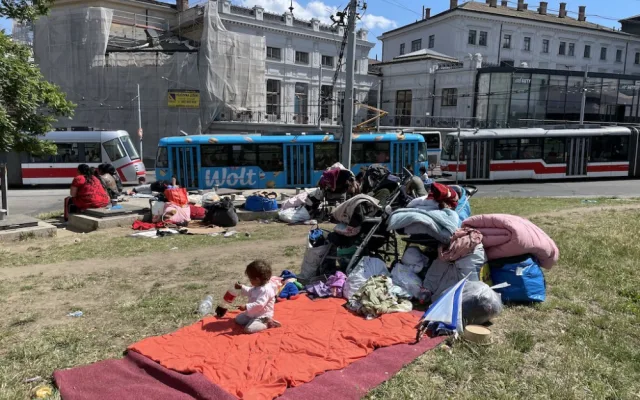 Ukrajinský Romů u brněnského nádraží přibývá. Kraj chystá stanové městečko 