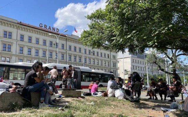 Ukrajinský Romů u brněnského nádraží přibývá. Kraj chystá stanové městečko 