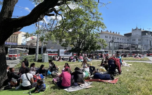 Ukrajinských Romů u brněnského nádraží přibývá. Kraj chystá stanové městečko