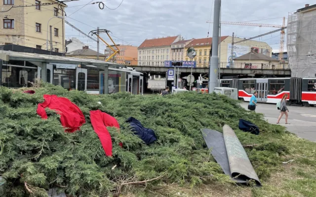 Brnu dochází trpělivost s ukrajinskými Romy z nádraží. Odsune je za plot