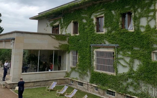 Z bývalé kuchyně brněnské vily Stiassni je kavárna. Vzdává hold první republice i slavnému architektovi.