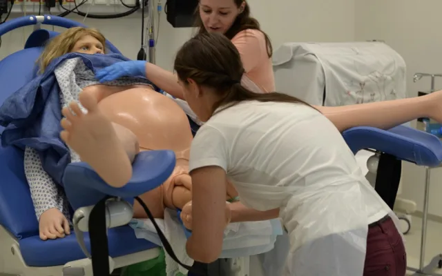 Studenti v Brně mají nemocnici bez pacientů. Učí se na simulátorech