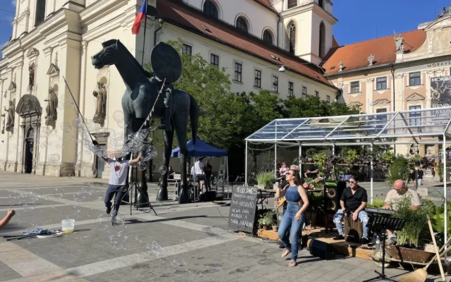 Brno vyhlíží svátek hudby. Umělci zahrají lidem z pokojíčků i skleníku