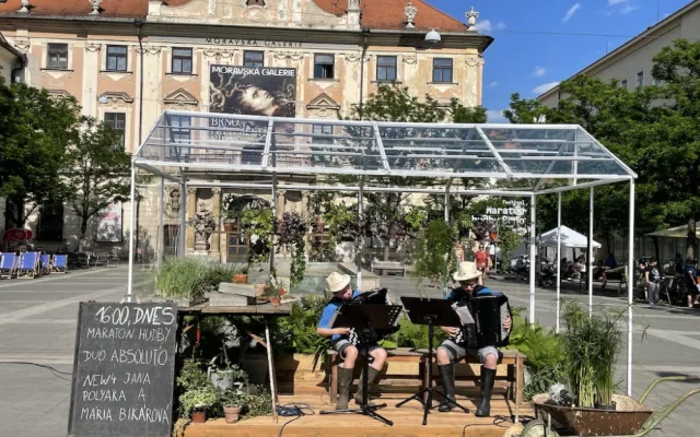 Brno vyhlíží svátek hudby. Umělci zahrají lidem z pokojíčků i skleníku