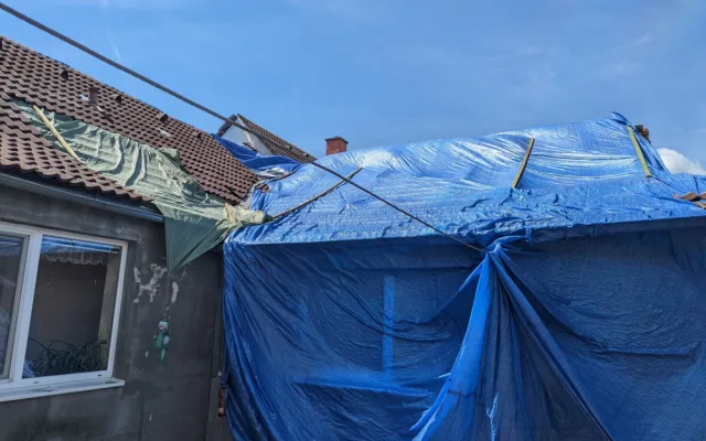 Tornádo v Lanžhotě způsobilo škody za miliony korun. Pomáhají řemeslníci i charita