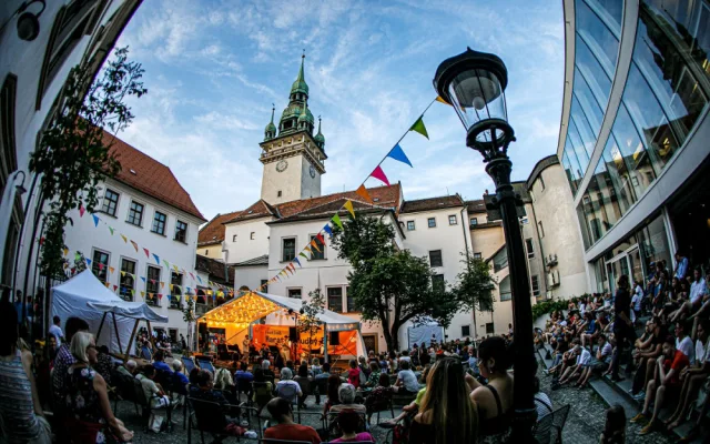 Hudba na každém kroku. Maraton hudby Brno rozezní i mendelovský skleník