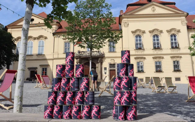 Konzervami po městě upozorňují na skutečnost, že je radnice dlouhá léta zakonzervovaná.