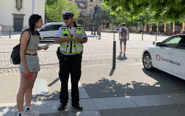 V centru Brna překvapili mladé lidi policisté. Radí jim, aby si sundali sluchátka
