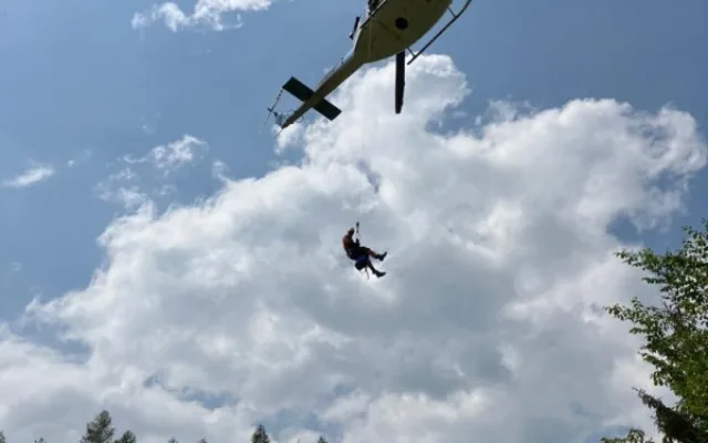 Na muže na Brněnsku spadl strom. Záchranáři k němu jeli traktorem