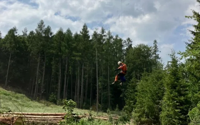 Na muže na Brněnsku spadl strom. Záchranáři k němu jeli traktorem