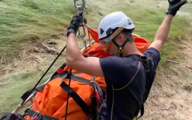 Na muže na Brněnsku spadl strom. Záchranáři k němu jeli traktorem