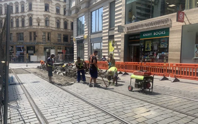 Brňany trápí rozkopaná pěší zóna. Dělníci vyměňují koleje a dlažbu, kterou zničila auta
