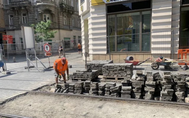 Brňany trápí rozkopaná pěší zóna. Dělníci vyměňují koleje a dlažbu, kterou zničila auta
