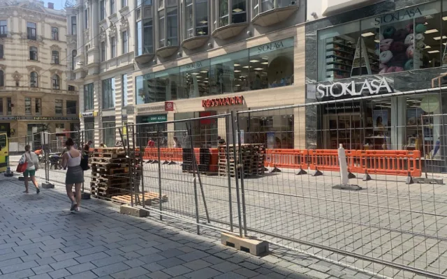 Brňany trápí rozkopaná pěší zóna. Dělníci vyměňují koleje a dlažbu, kterou zničila auta