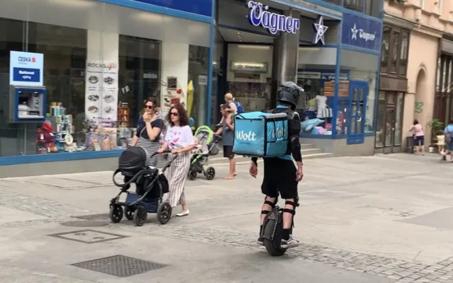 Brno nechce cyklisty v České ulici. Kolaři trasou i přes zákaz stále jezdí