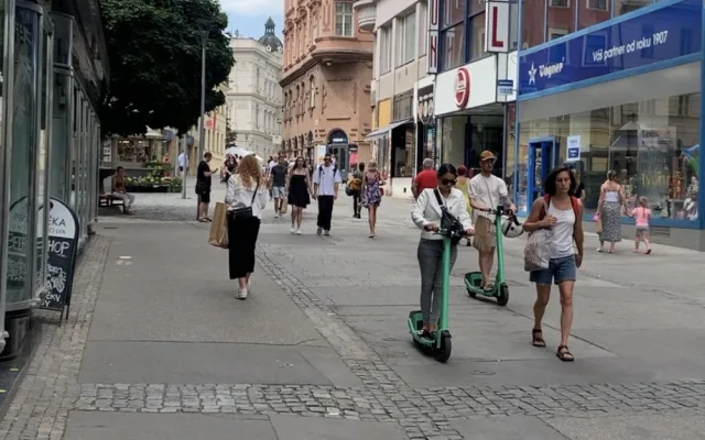 Brno nechce cyklisty v České ulici. Kolaři trasou i přes zákaz stále jezdí