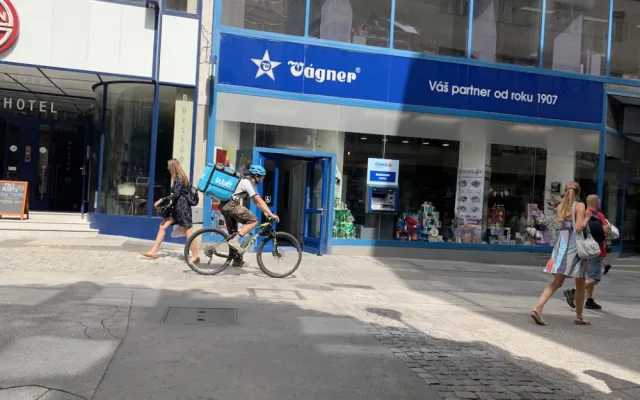 Brno nechce cyklisty v České ulici. Kolaři trasou i přes zákaz stále jezdí