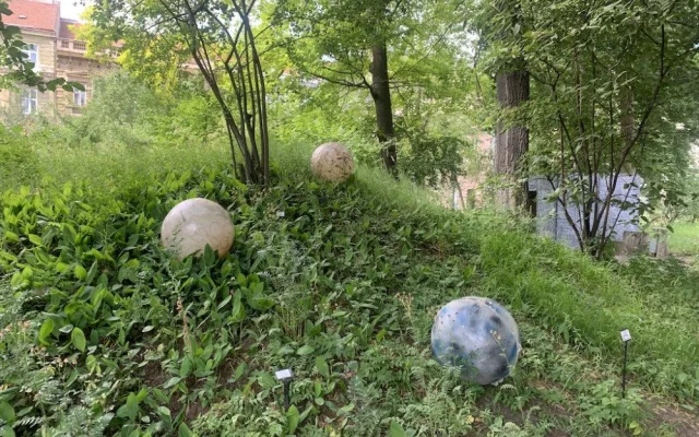V brněnské botanické zahradě překvapí návštěvníky flekatý Mauglí i běloruský domeček