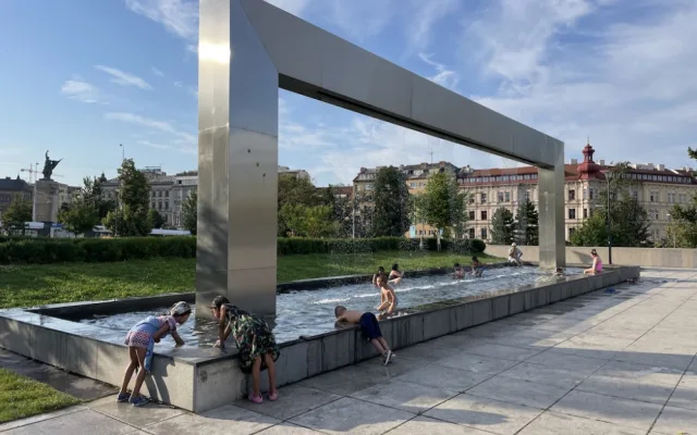 Z brněnské kašny je plovárna. Brňané se i přes zákaz ve vodní díle rochní