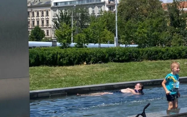 Z brněnské kašny je plovárna. Brňané se i přes zákaz ve vodní díle rochní