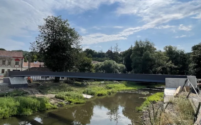Řeku Svitavu překlenuje v Bílovcích nová železná lávka