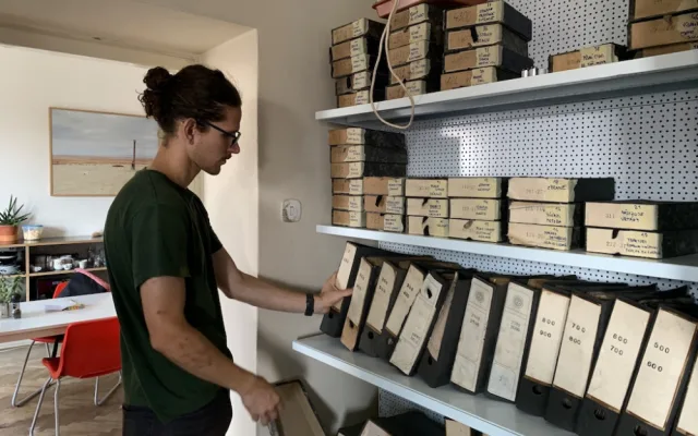 Fotograf z Brna našel u popelnic rozsáhlý fotoarchiv Zbrojovky. Snímky čeká po letech záchrana
