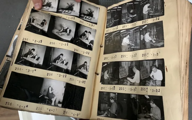 Fotograf z Brna našel u popelnic rozsáhlý fotoarchiv Zbrojovky. Snímky čeká po letech záchrana
