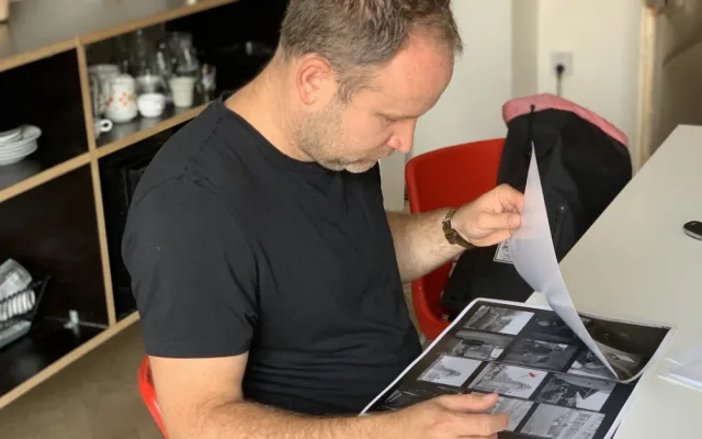 Fotograf z Brna našel u popelnic rozsáhlý fotoarchiv Zbrojovky. Snímky čeká po letech záchrana