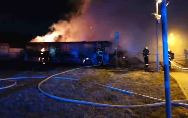 Ve Vyškově vzplanul autobus, lidi nemůžou do zoo ani k dinosaurům