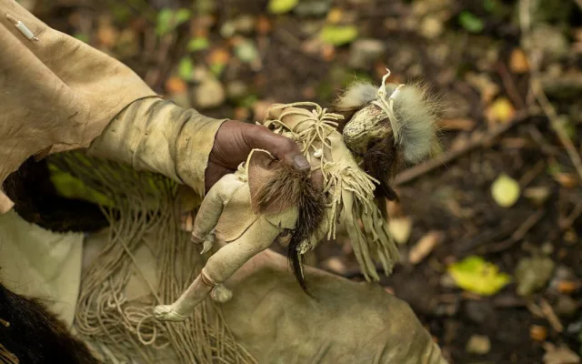 Experti z brněnského muzea vyrobili figurínu šamana, kterého trápily zuby a duševní zdraví