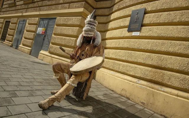 Experti z brněnského muzea vyrobili figurínu šamana, kterého trápily zuby a duševní zdraví